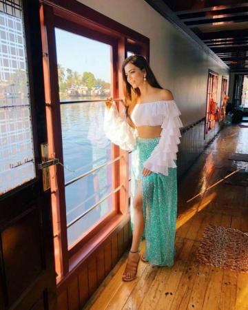 Eshanya Maheshwari Hot HD Photos Wallpaper For Mobile