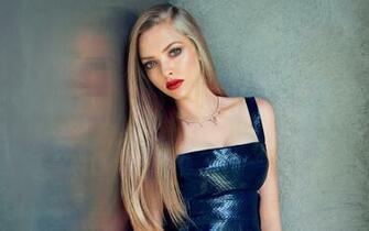 Amanda Seyfried Hot Photo New HD Wallpaper