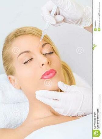 Best Woman Recieving Botox Injection In Forehead Wallpaper