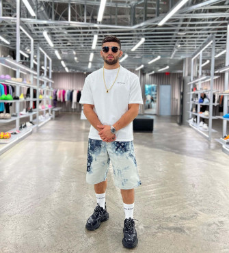 Professional Mma Fighter Arman Tsarukyan Shopping At A Wallpaper