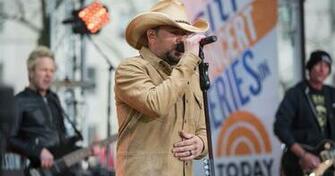 Watch Jason Aldean Perform Rear Town On The Today Plaza