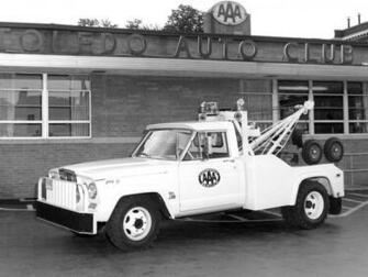 Jeep Gladiator Towtruck Classic Wallpaper