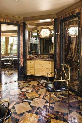 Wearstler S Chic Bathroom Showcase An 18th Century Sculpture From