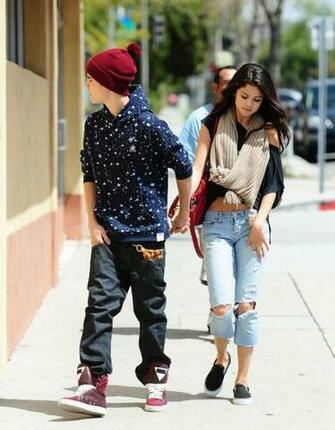 Selena Gomez Ripped Jeans Candids Panera Bread In Glendale