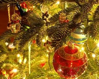 Christmas Tree Decorated Wtih Candles Lighting Baubles Wallpaper