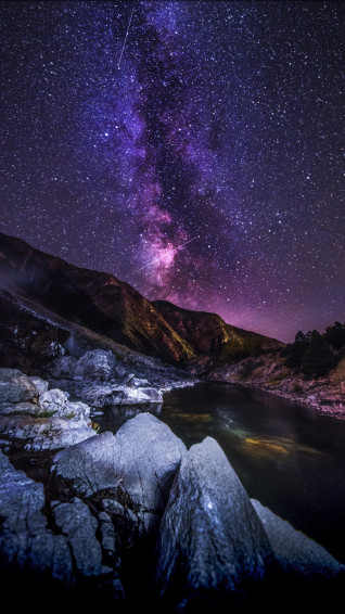 Starry Sky Mountains River Flow Night Wallpaper