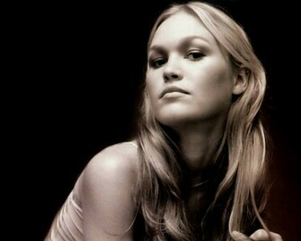Julia Stiles Wallpaper