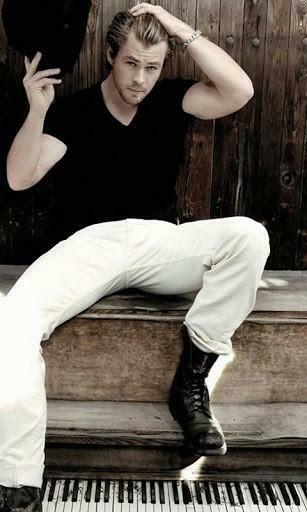 Bigger Chris Hemsworth Wallpaper For Android Screenshot