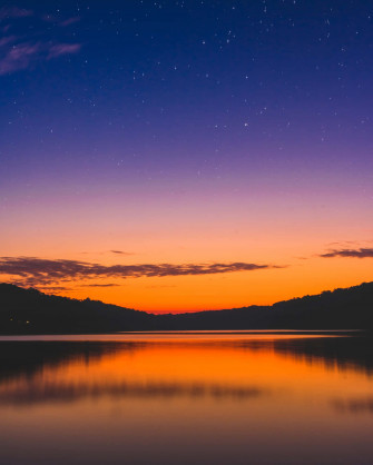 Stunning Sunset Hues Over Tranquil Waters Wallpaper