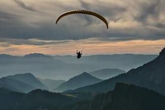 Parachute Pictures HD Image