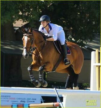 Kaley Cuoco Steps Out At The Horse Stable Without Her Wedding Ring