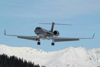 Gulfstream G550 Private Jet Approaching Aircraft Wallpaper