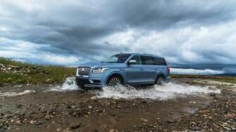 Image Lincoln Navigator Presidential Light Blue