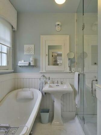 White Beadboard Bathroom Cottage Benjamin Moore Gossamer