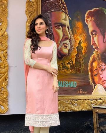 Shraddha Arya Hot HD Photos Wallpaper 1080p Instagram