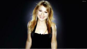 Kelly Clarkson Cute Laughing In Black Dress Wallpaper