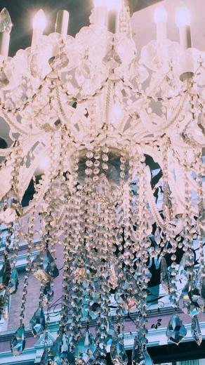 Chandelier Wallpaper From Gabriella Demartino Post On Instagram