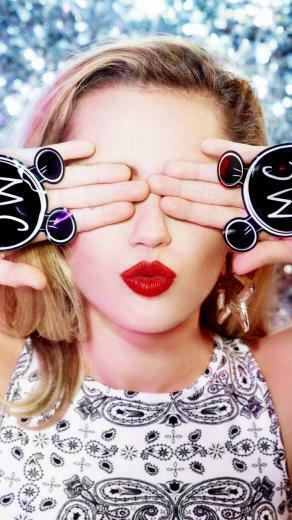 Miley Cyrus Blonde Red Lips Wallpaper