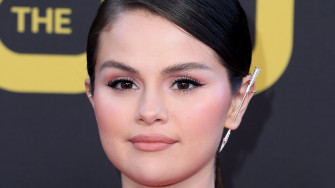 Selena Gomez S Jade Green Manicure Is The Perfect Color To Ring In