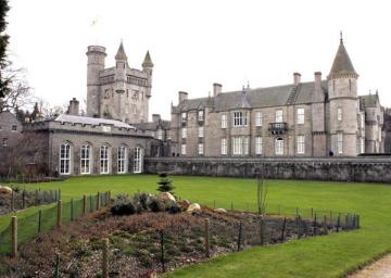 Queen Elizabeth At Balmoral Castle Photos Of Her Favorite Place