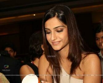 Wallpaper Sonam Kapoor At The Inauguration Pfa Fundraiser