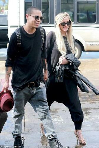 Picture Exclusive Ashlee Simpson Plants Kiss On Evan Ross