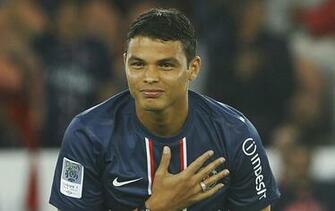 Thiago Silva Football Soccer Player Touching Heart HD Mobile