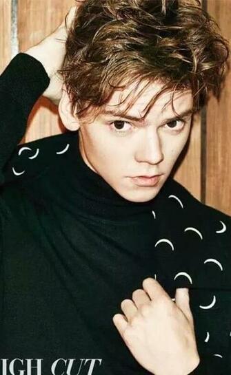Thomas Sangster Wallpaper