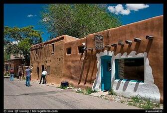 Photo Tourists Inspect Oldest House Santa Fe New Mexico Usa