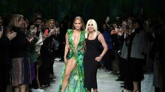 How Jennifer Lopez S Versace Dress Created Google Image Gq