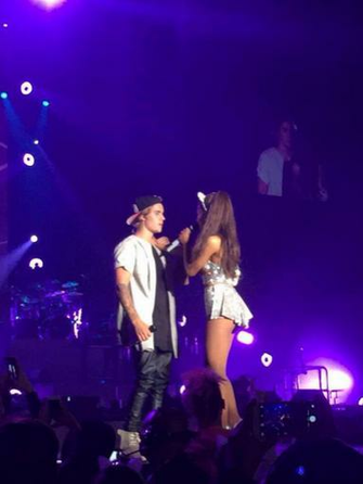 L Abbraccio Di Justin Bieber A Ariana Grande Le Due Pop