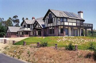 Luxurious English Tudor Home Design Ideas