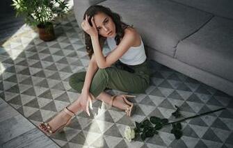 Wallpaper Look Girl Pose Sofa On The Floor Sergey Fat